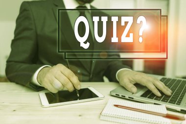 Mesaj işareti Quiz Question 'ı gösteriyor. Bireyler ya da takımlar arasındaki rekabetin kavramsal fotoğraf testi erkek giyimi sunumu için yüksek teknoloji akıllı telefonu kullanın.