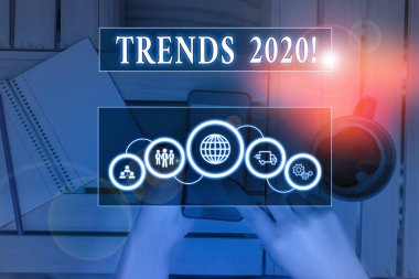 Eğilimler 2020 'yi gösteren bir not yazılıyor. Bir şeyin modern akıllı aygıtla resim ağı şemasını geliştirdiği veya değiştirdiği genel bir yön gösteren iş fotoğrafı..