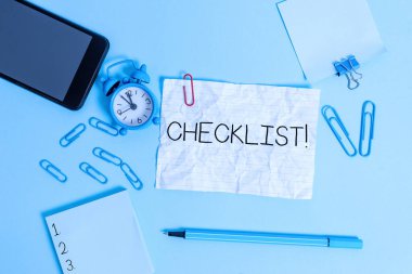 El yazısı metin kontrol listesi. Yapılması gerekenler listesi ögelerini kavramsallaştır veya dikkate alınan noktalar Alarm saat klipleri notepad akıllı telefon lastiği işaretleyici renkli arkaplan.