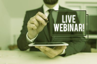 Canlı Webinar 'ı gösteren kavramsal el yazısı. İş fotoğrafı tanıtım konferansı ya da seminer Web üzerinden iletilen erkek giyimi resmi giysileri Hitech akıllı telefonu kullanın.