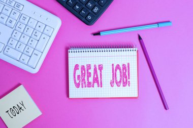 Harika İş 'i gösteren bir not yazıyorum. İş fotoğrafçılığı, birini çok iyi yaptığı bir şey için övmek için kullanılır. Ahşap masaya yerleştirilmiş ekipman ve bilgisayar malzemeleri..