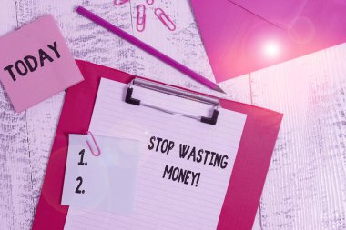 Kelime yazarlığı para israfını durdurur. Gösterme veya grup kaydetmeye başlamak ve akıllıca kullanmak için iş konsepti Kağıt Kağıt Kağıt Kağıt Kağıt Kağıt Kağıt Kağıt Not Zarfı raptiyeleri tahta arka plan.