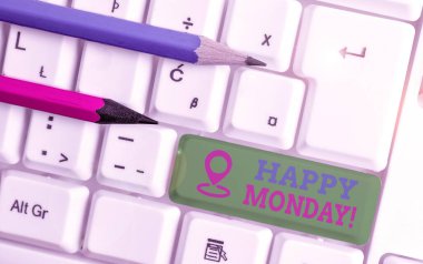 Mutlu Pazartesi'yi gösteren bir metin işareti. Kavramsal fotoğraf beyaz arka plan tuşu kopyalama alanı üzerinde boş not kağıdı ile ona büyük yeni hafta Beyaz pc klavye dilemek için sipariş gösteren söylüyorum.