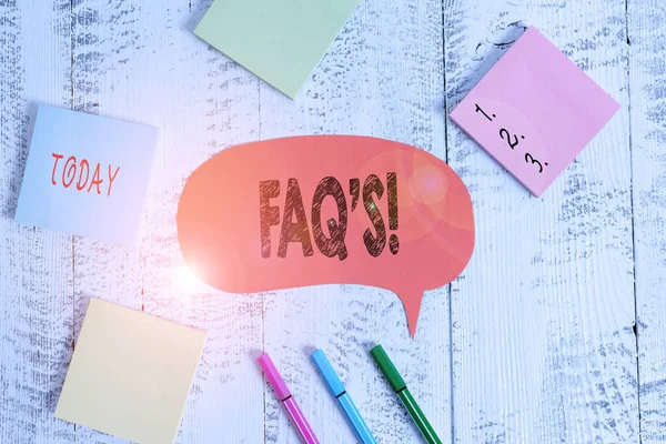 Tekstbord met Faq S. Conceptuele fotolijst van vragen en antwoorden met betrekking tot een bepaald onderwerp Ballpoints pennen blanco gekleurde tekstballon plakkerige notities houten achtergrond. — Stockfoto