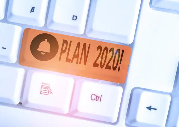 계획 2020을 보여주는 텍스트 기호입니다. 개념 사진 상세한 제안 뭔가 달성 하 고 내년 화이트 PC 키보드 흰색 배경 키 복사 공간 위의 빈 노트 종이. — 스톡 사진