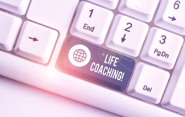 Texto de escritura de palabras Life Coaching. Concepto de negocio para demostrar empleado para ayudar a mostrar alcanzar sus objetivos en la carrera Teclado de PC blanco con papel de nota vacío sobre el espacio de copia de la tecla de fondo blanco . —  Fotos de Stock