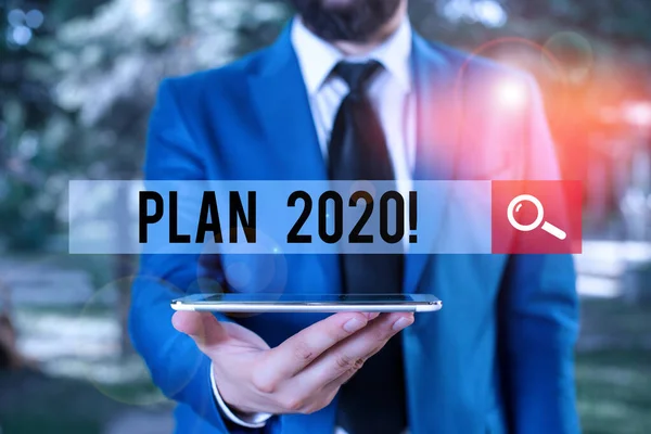 Handschrift Text Schreiben Plan 2020. Konzept bedeutet detaillierten Vorschlag zu tun, etwas zu erreichen im nächsten Jahr Geschäftsmann in blauer Suite mit Krawatte hält Laptop in den Händen. — Stockfoto