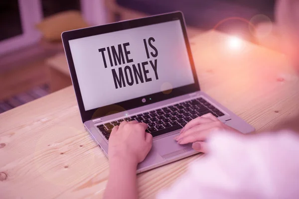 Γράφοντας σημείωμα που δείχνει ότι ο χρόνος είναι χρήμα. Business photo showcasing time is a value resource Κάνετε τα πράγματα όσο το δυνατόν γρηγορότερα γυναίκα με smartphone laptop και τεχνολογία προμηθειών γραφείου. — Φωτογραφία Αρχείου