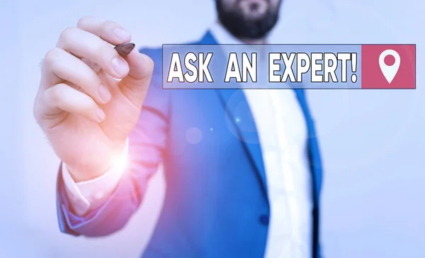 Tekstbord met Ask An Expert erop. Conceptuele foto bevestiging die hebben gelezen begrijpen en eens met richtlijnen Zakenman wijzen met pen in lege kopieerruimte. — Stockfoto