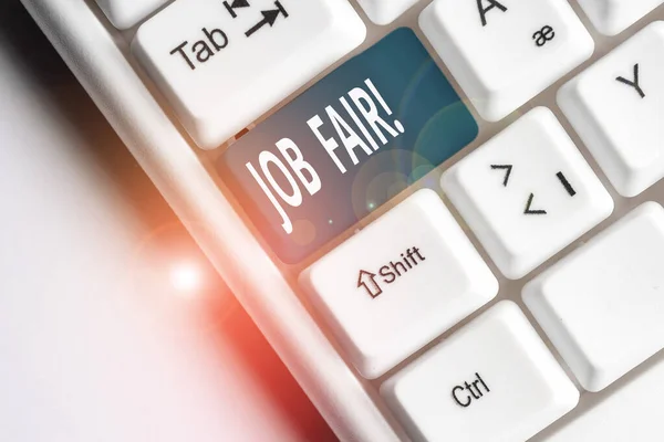 Écriture manuscrite de texte Job Fair. Concept signifiant événement dans lequel les employeurs recruteurs donnent des informations aux employés Clavier pc blanc avec papier de note vide au-dessus de l'espace de copie de clé de fond blanc . — Photo