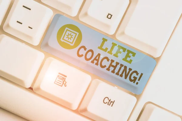 Signo de texto que muestra Life Coaching. Demostración de fotos conceptuales empleadas para ayudar a mostrar alcanzar sus objetivos en la carrera Teclado de PC blanco con papel de nota vacío sobre el espacio de copia de la tecla de fondo blanco . —  Fotos de Stock