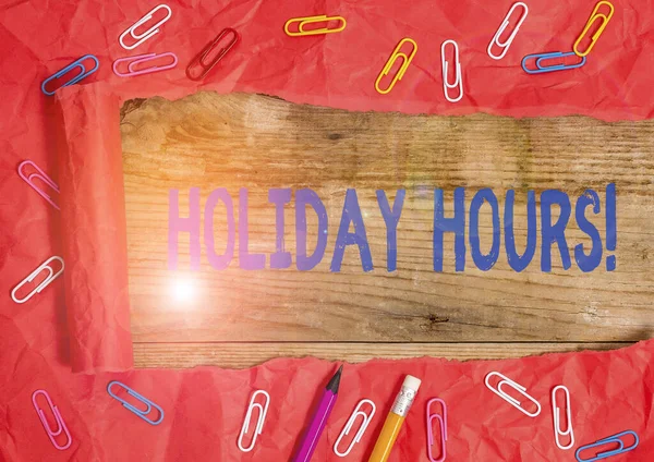 Holiday Hours 'un el yazısı. Kavram, esnek çalışma saatleri altında çalışanlar için fazla mesai anlamına geliyor. Sabit ve yırtık kartonlar, klasik ahşap masa arkaplanının üzerine yerleştirilmiş.. — Stok fotoğraf