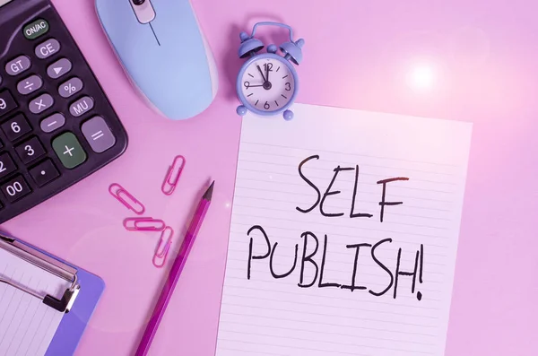 Handschrift tekst Self Publish. Concept betekent schrijver publiceren stuk van iemands werk onafhankelijk op eigen kosten Calculator clips klok klembord muisblad potlood gekleurde achtergrond. — Stockfoto