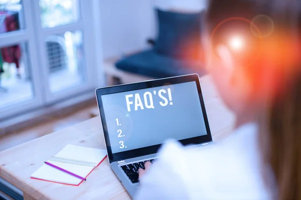 Word skrift text Faq S. Affärsidé för lista över frågor och svar som rör särskilda ämne kvinna bärbar dator kontor levererar tekniska enheter inne i hemmet. — Stockfoto
