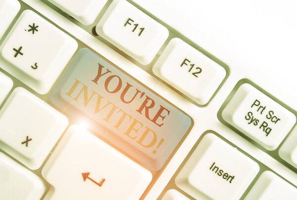 Текст почерка, который ты приглашаешь. Концепция означает сделать вежливый дружеский запрос к кому-то пойти куда-то Белый ПК клавиатуры с пустой бумагой для заметок над белым фоном ключ копирования пространства
.