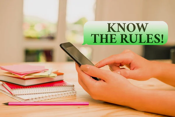 ルールを知ることを示すメモを書く。家の中でスマートフォンや技術機器を使用して女性を行うことを支配するセット明示的または規制の原則を紹介するビジネス写真. — ストック写真