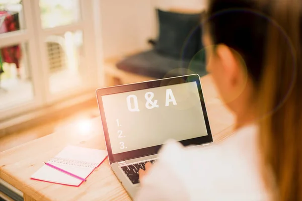 Word writing text Q And A Бизнес-концепция для определяемых вопросов и ответов женщина ноутбук офис поставляет технологические устройства в домашних условиях . — стоковое фото