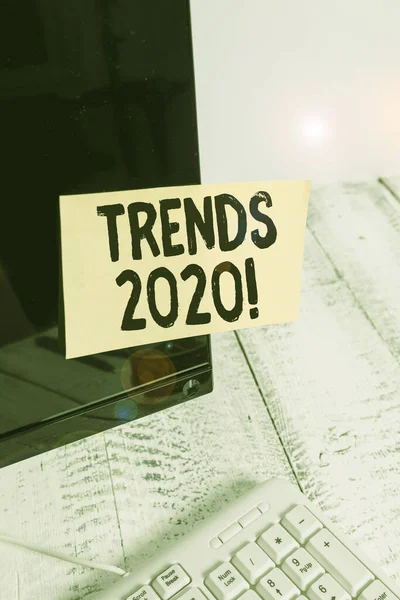 Slovo psaní textu Trendy 2020. Obchodní koncept pro obecný směr, ve kterém se něco vyvíjí nebo mění poznámkový papír přilepený na černé obrazovce monitoru počítače poblíž bílé klávesnice. — Stock fotografie