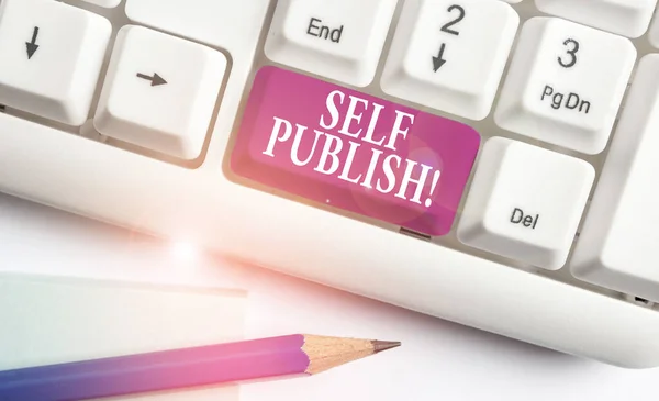 Znak tekstowy przedstawiający Self Publish. Koncepcyjny pisarz zdjęcie opublikować kawałek z nich pracować niezależnie na własny koszt biała klawiatura PC z pustym papierze notatki nad białym tle klucz kopii miejsca. — Zdjęcie stockowe