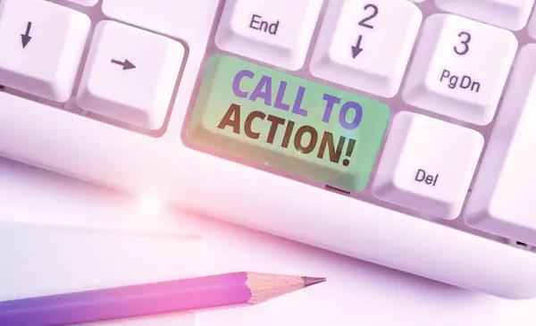 Call To Action 'ı gösteren bir not yazıyorum. İş fotoğrafı gösterme önerisi beyaz arkaplanın üzerinde nota kağıdı olan beyaz pc klavye sorununu çözmek için bir şey yapın. — Stok fotoğraf