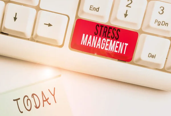 Conceptuele handschrift toont Stress Management. Business foto tekst methode van het beperken van stress en de effecten ervan door het leren van manieren Witte pc toetsenbord met nota papier boven de witte achtergrond. — Stockfoto