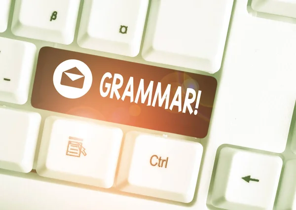 Text tecken som visar grammatik. Konceptuella foto hela systemet struktur språksyntax och morfologi vit PC tangentbord med tomt anteckningspapper ovanför vit bakgrund nyckel kopiera utrymme. — Stockfoto