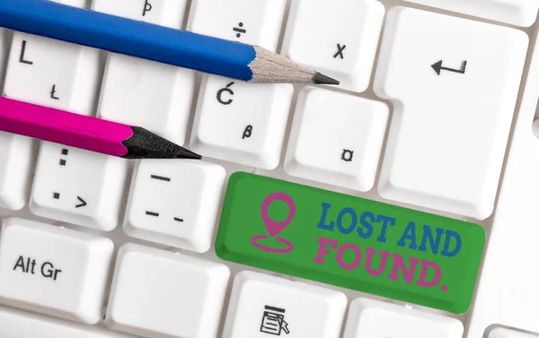 Signe texte montrant Lost And Found. Photo conceptuelle un endroit où les objets perdus sont stockés jusqu'à ce qu'ils récupèrent le clavier PC blanc avec du papier de note vide au-dessus de l'espace de copie de clé de fond blanc . — Photo