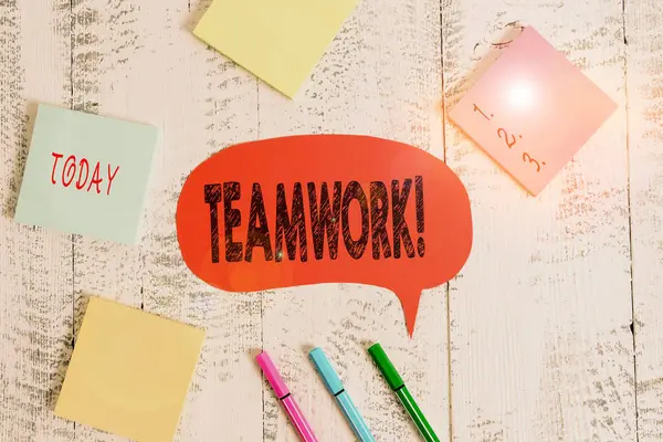 Textskylt som visar Teamwork. Konceptuell foto kombinerad åtgärd av grupp, särskilt när effektiva och ändamålsenliga Ballpoints pennor tom färgad tal bubbla klibbiga anteckningar trä bakgrund. — Stockfoto