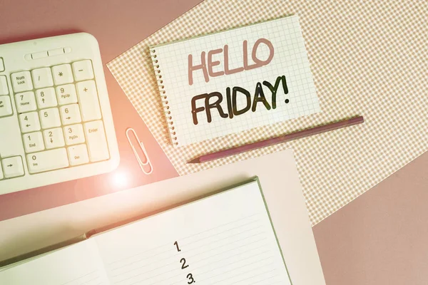 A Hello Friday felirata. Üzleti fotó bemutatására használják, hogy kifejezzék a boldogságot elejétől a friss hét Író berendezések és számítógépes cucc felett elhelyezett színes sima asztal. — Stock Fotó