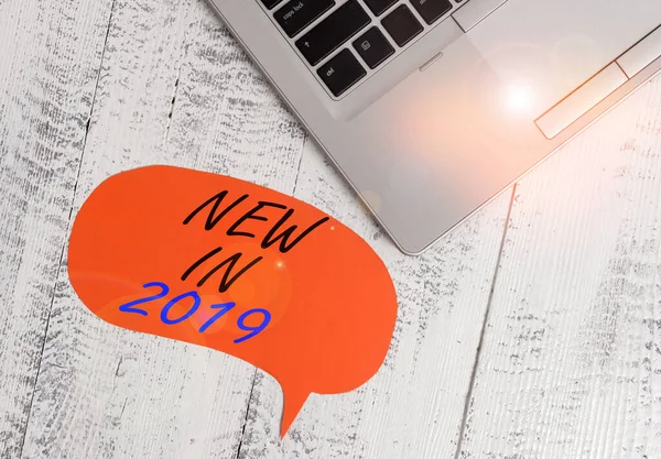 Foto de negócios mostrando o que estará esperando ou nova criação para o ano 2019 Fechar visualização laptop bolha de fala em branco para baixo deitado mesa vintage . — Fotografia de Stock