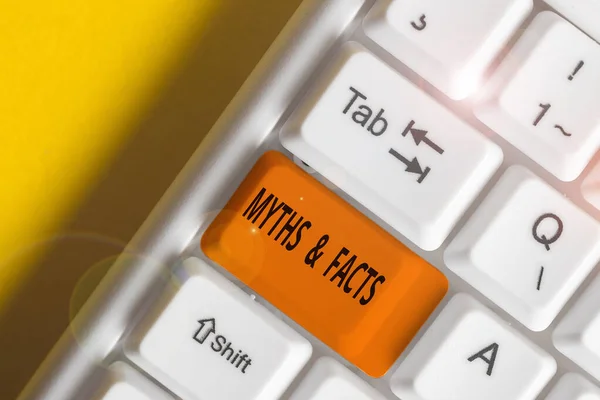 Ecriture conceptuelle montrant Mythes et faits. Texte de la photo d'affaires généralement histoire traditionnelle d'événements ostensiblement historiques Clavier pc blanc avec papier de note au-dessus du fond blanc . — Photo