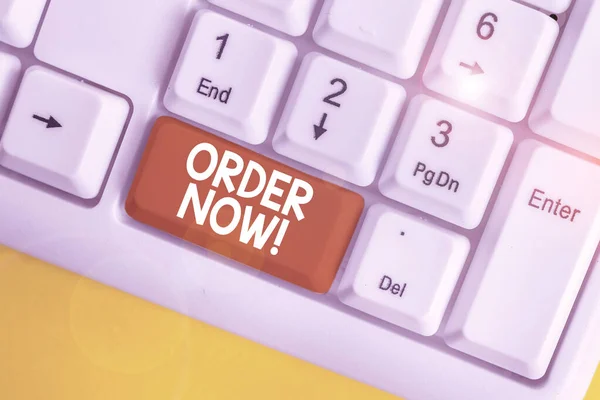 Textový znak zobrazující příkaz Order Now. Konceptuální fotografie potvrzená požadavkem jedné strany na koupi prodeje bílá PC klávesnice s prázdným poznámním papírem nad bílou klávesou pro kopírování. — Stock fotografie