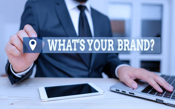 Escritura a mano de texto What S Your Brand Question. Concepto que significa preguntar sobre el logotipo del producto hace o lo que comunica Ropa humana masculina ropa formal presente uso de presentación teléfono inteligente de alta tecnología . — Foto de Stock