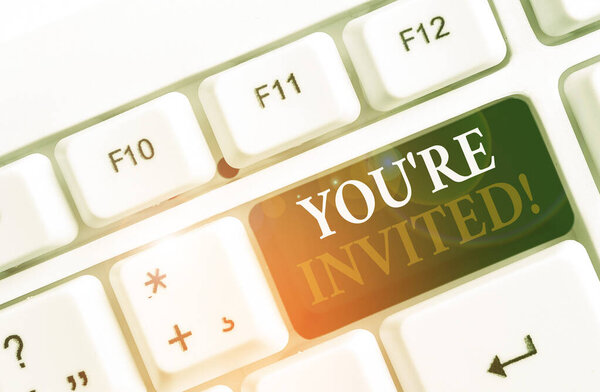 Текст для написания слов Вы повторно пригласили. Бизнес-концепция для того, чтобы сделать дружелюбную просьбу к кому-нибудь пойти куда-нибудь Белая клавиатура ПК с пустой бумагой над белым фоновым клавиатурным пространством
.