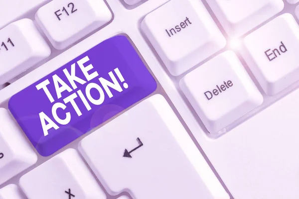 Текст для написания слов Take Action. Бизнес-концепция для того, чтобы сделать что-то официальное или скрытое для достижения цели с проблемой Белая клавиатура компьютера с пустой бумагой над белым фоновым пространством для копирования . — стоковое фото