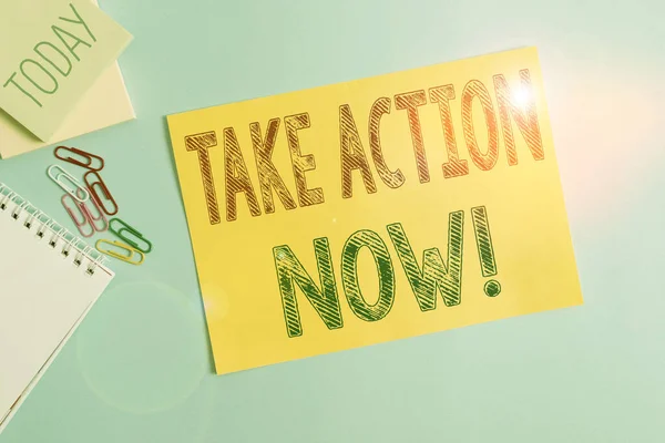 「 Take Action Now 」を示す概念的な手書き。パステル背景の上に置かれた問題のある段ボールや筆記具で、オフィシャルまたは協調して目的を達成するものを紹介するビジネス写真. — ストック写真