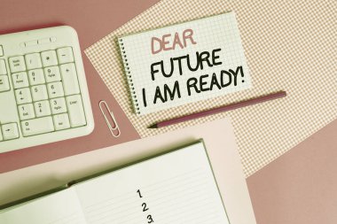 Sevgili Gelecek Ben Hazırım 'ı gösteren bir not yazıyorum. Eylem veya durum için uygun durumları gösteren iş fotoğrafı gösterimi tamamen hazır renkli düz sekmenin üzerine yerleştirilmiş yazma donanımı ve bilgisayar gereçleri