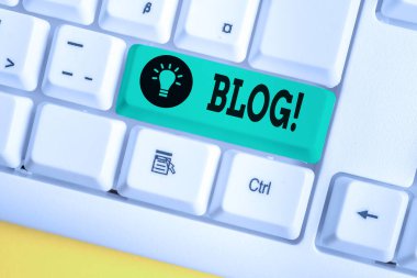 El yazısı metin bloğu. Beyaz arkaplan anahtar boşluğunun üzerinde boş not kağıdı bulunan bireysel beyaz pc klavye tarafından yönetilen düzenli olarak güncellenmiş web sayfası kavramı.