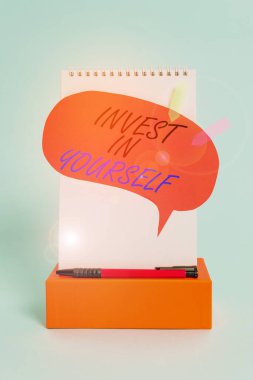Sözcük yazma metni Kendi Yatırımını yap. Yeni şeyler veya malzemeler öğrenmek için iş konsepti böylelikle çok daha iyi notlar kutusu konuşma balonu ok pankartları havalı pastel arka plan.