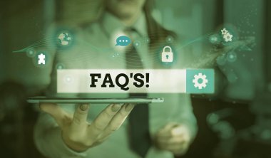 Faq S. 'i gösteren kavramsal el yazısı. Modern akıllı aygıtla belirli konu fotoğraf ağı şeması ile ilgili soru ve cevapların iş fotoğrafı listesi..