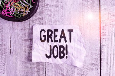 Harika bir iş çıkardığını gösteren kavramsal el yazısı. İş fotoğrafçılığı, birini çok iyi yaptığı bir şey için övmek için kullanılır. Buruşuk kağıt ve karton, ahşap arka fonun üzerine yerleştirilir..