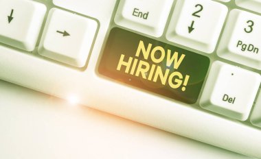 Kavramsal el yazma şimdi Işe gösteren. İş fotoğrafı gelecekteki çalışanlarla iş ilişkisini değerlendirirken vitrinbeyaz arka plan üzerinde not kağıdı ile Beyaz pc klavye.