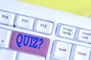Quiz Soru gösteren not yazma. Bireyler veya takımlar arasında rekabet olarak bilgi nin vitrine İş fotoğraf beyaz arka plan üzerinde not kağıdı ile Beyaz pc klavye.