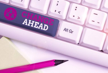 İleride Değişimi gösteren kavramsal el yazısı. Beyaz arka plan üzerinde not kağıdı ile başka bir Farklı Beyaz pc klavyesi ol ile değiştirmek veya değiştirmek için iş fotoğrafı vitrin.