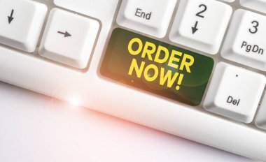 Şimdi Düzen'i gösteren kavramsal el yazısı. İş fotoğraf beyaz arka plan üzerinde not kağıdı ile Beyaz pc klavye satmak satın almak için bir taraf tarafından diğer doğrulanan istek vitrine.