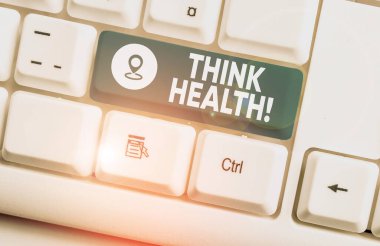 Think Health 'i gösteren bir not yazıyorum. Beyaz arkaplanının üzerinde not kağıtlarıyla tam fiziksel ve sosyal refahın Beyaz PC klavyesi olduğu iş fotoğrafı gösterimi.