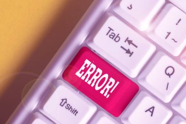 Hata gösteren not yazılıyor. Beyaz arkaplanının üzerinde nota kağıdı olan beyaz pc klavye programında ya da yönetim kararında hatalı olmanın durumunu gösteren iş fotoğrafı.