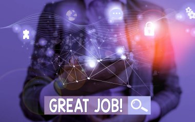 Harika bir iş çıkardığını gösteren bir mesaj. Kavramsal fotoğraf birini çok iyi yaptığı bir şey için övmek için kullanılır. Fotoğraf sistemi şeması modern teknoloji akıllı cihaz..