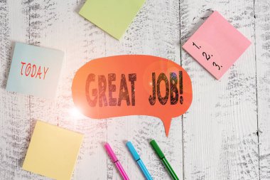Harika bir iş çıkardığını gösteren bir mesaj. Kavramsal fotoğraf birini çok iyi yaptığı bir şey için övmek için kullanılır tükenmez kalemler boş renkli konuşma balonu yapışkan notlar ahşap arka plan.