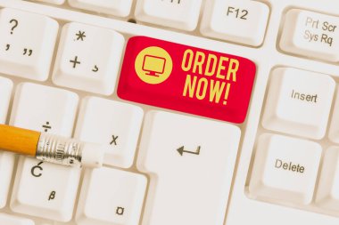 Düzen 'i gösteren kavramsal el yazısı. İş fotoğrafı metni, beyaz arkaplanın üzerinde nota kağıdı bulunan beyaz pc klavye satma talebini doğruladı.